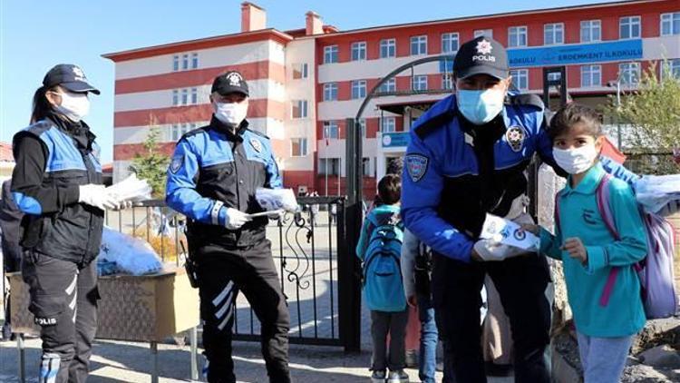 Polis ekipleri, yüz yüze eğitime başlayan öğrencilere maske dağıttı