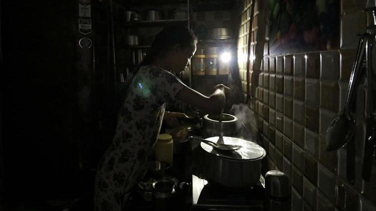 Mumbaide elektrik kesintisinden milyonlarca kişi etkilendi