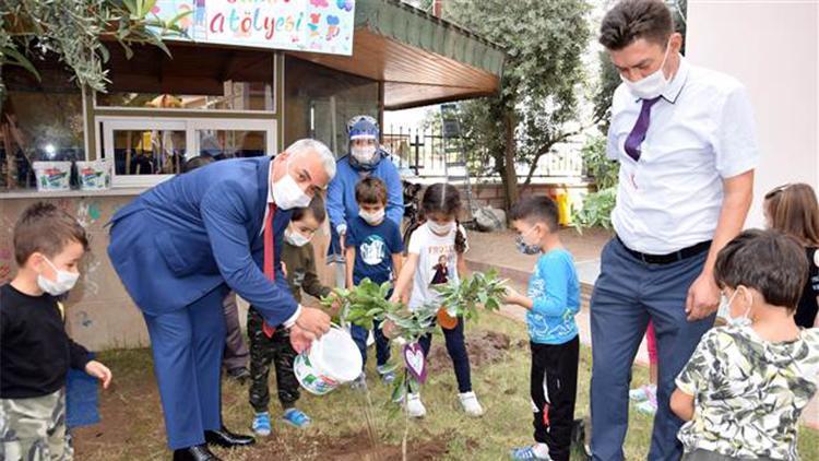 Minikler okul bahçesine fidan dikti