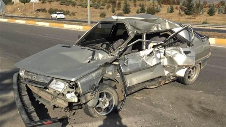 Lastiği patlayan otomobil traktöre çarptı: Sürücü öldü, babası ağır yaralı