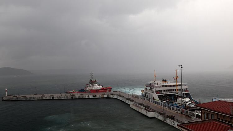 Çanakkalede sağanak Boğaz transit gemi geçişlerine kapatıldı