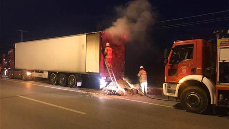 Saman yüklü TIR’da çıkan yangın, büyümeden söndürüldü