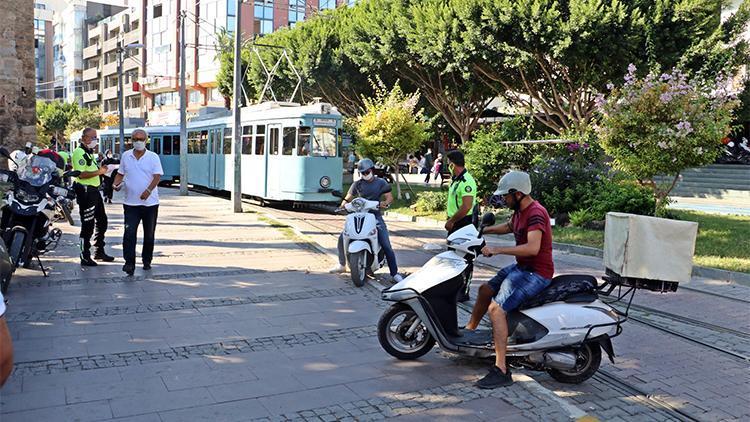 Tramvay yolu ve kaldırımı kestirme yol seçen motosiklet sürücülerini polis affetmedi