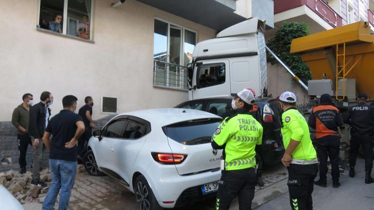 Maltepede hafriyat yüklü kamyon binaya çarptı: 1 yaralı