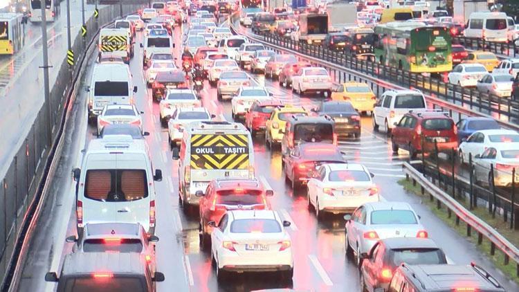 Son dakika haberler... İstanbul için çok çarpıcı trafik analizi: 1 saatin 45 dakikası trafikte eriyor