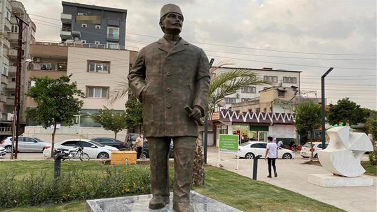 Milli şehit Kemal Bey’in büstü Kent Meydanı’ndaki anıt yerine yerleştirildi