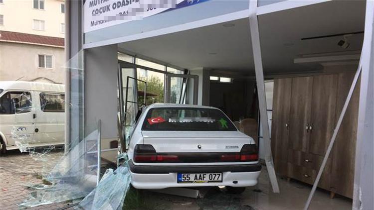 Samsun’da otomobil, mobilya dükkanına daldı: 4 yaralı