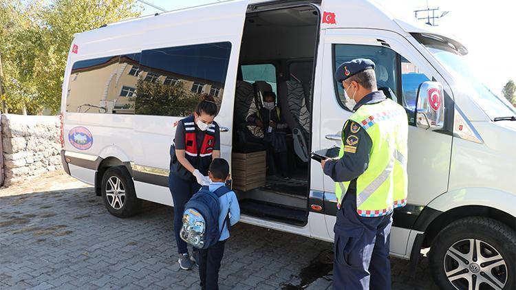 Jandarma ekipleri, okul servis araçlarını denetledi