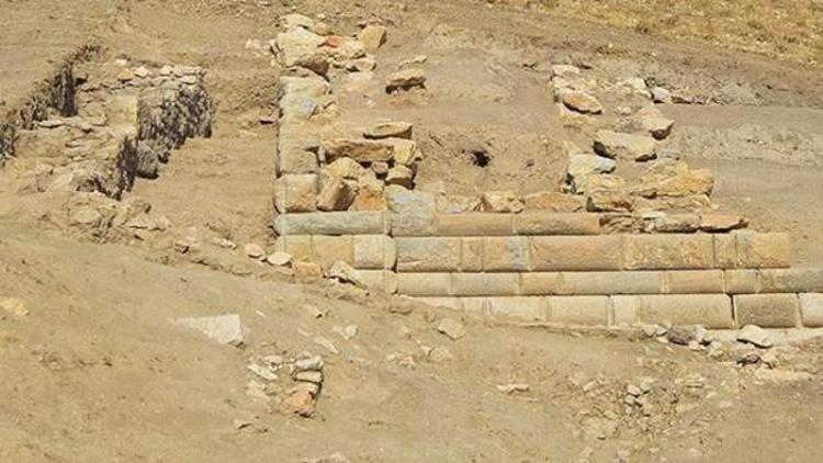 Apameia Antik Kenti yakınında Helenistik döneme ait duvar bulundu