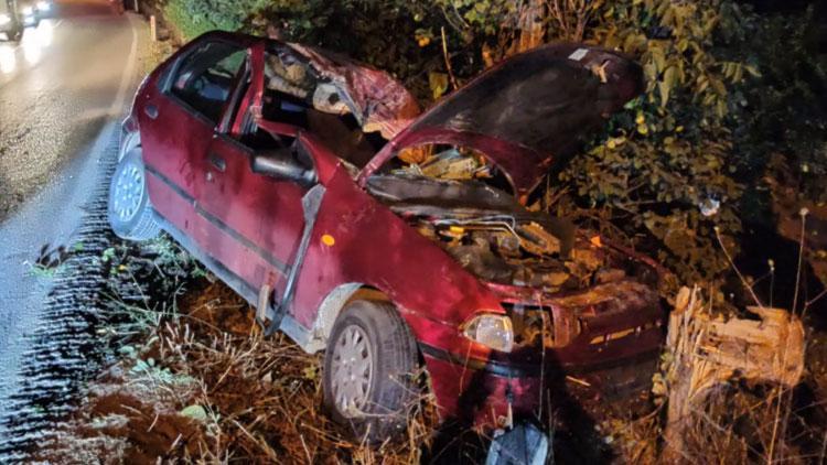 Otomobil, taklalar atarak ağaca çarptı: 2 ağır yaralı