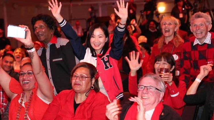 Yeni Zelanda’da Ardern seçimi önde götürüyor