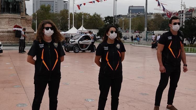 Taksim’de maske takmayan turistlere uyarı yapıldı