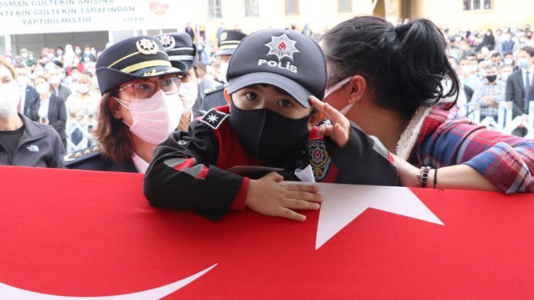 Şehit babasını, asker selamıyla uğurladı