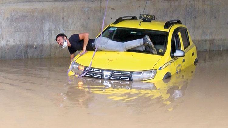 Sel aldı Böyle kurtarılmayı bekledi