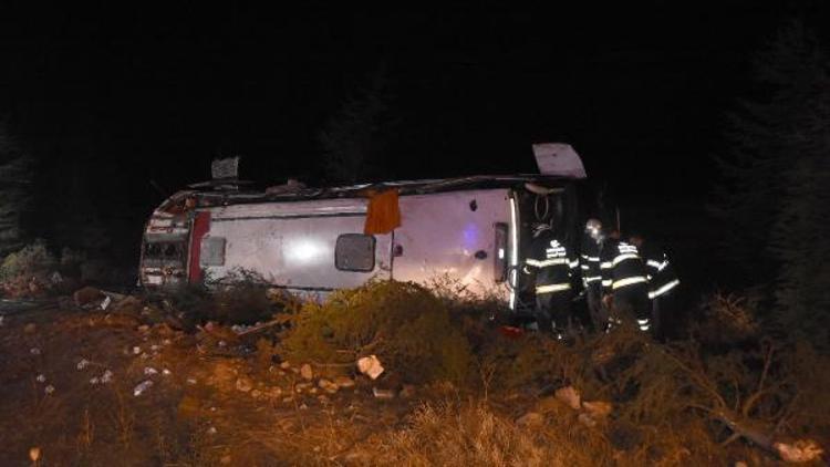 Eskişehirde yolcu otobüsü devrildi: 3 yaralı