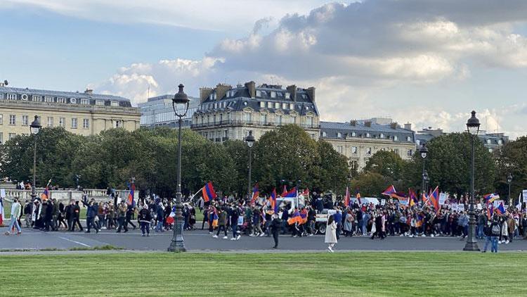 Paris’te PKK’nın katılımıyla Ermenistan’a destek gösterisi