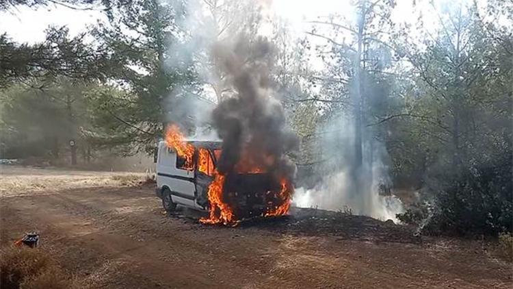 Minibüsteki yangın ormana sıçramadan söndürüldü