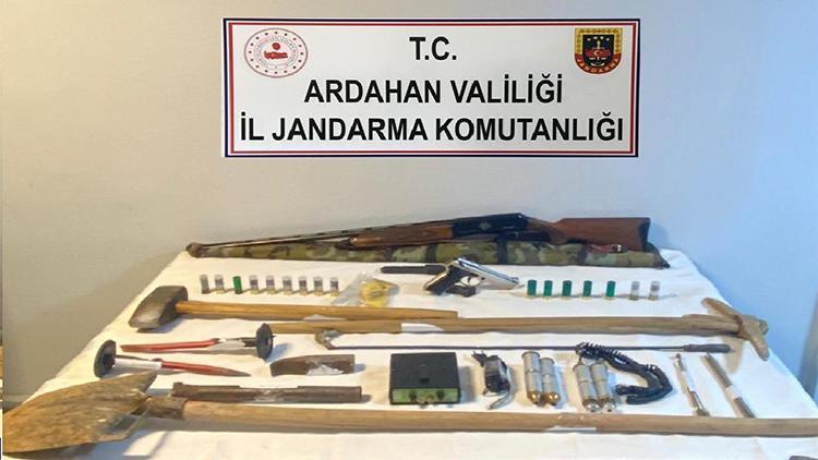 Ardahan’da tarihi eser kaçakçıları suçüstü yakalandı