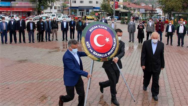 Muhtarlar Atatürk Anıtı’na çelenk koydu