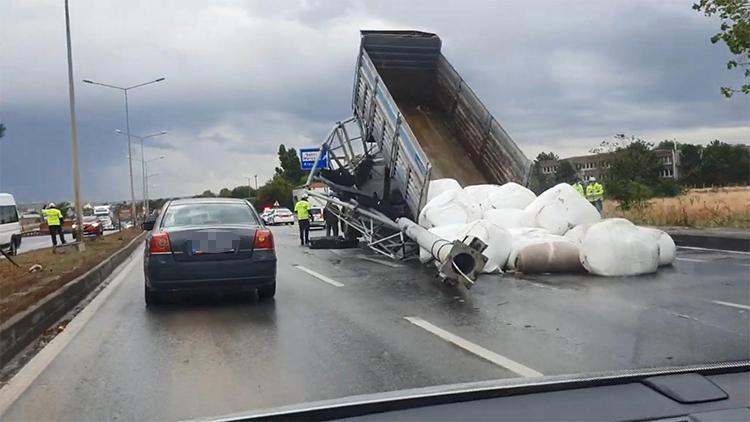 Damperi açılan kamyon yön levhasını devirdi