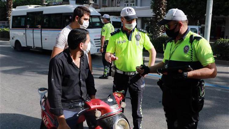 Maskeli ama kasksız motosiklet sürücülerine ceza