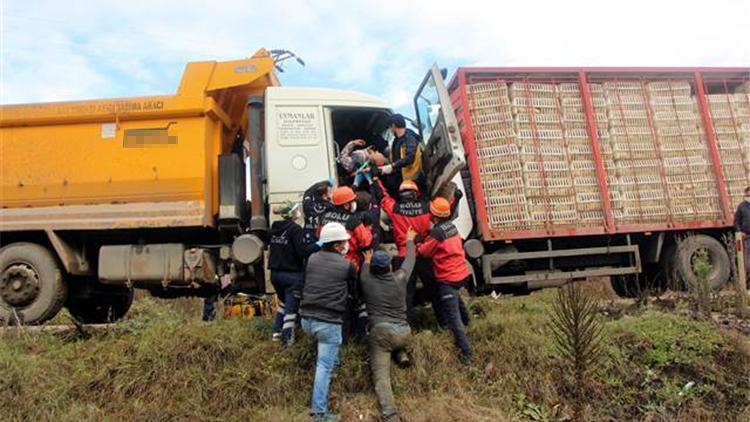 Bolu’da kamyonlar, kafa kafaya çarpıştı: 2 yaralı