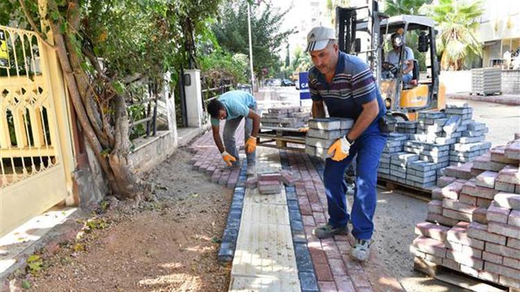 Konyaaltı’nda kaldırımlar yenileniyor