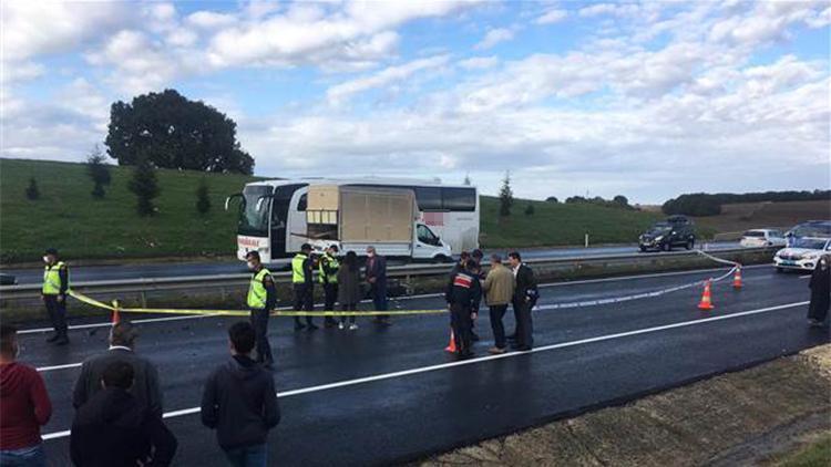 Trafiğe kapalı yolda otomobil motosikletle çarpıştı: 1 ölü,1 yaralı