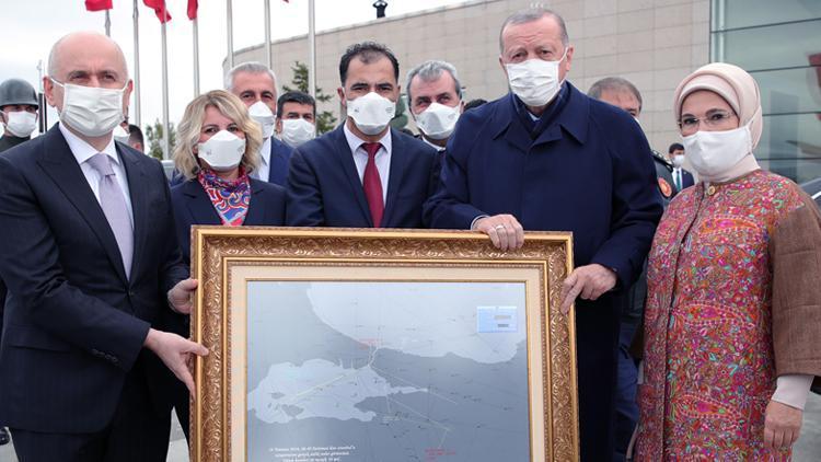 Son dakika haberler: Cumhurbaşkanı Erdoğana, 15 Temmuzda çizdiği rotanın tablosu hediye edildi