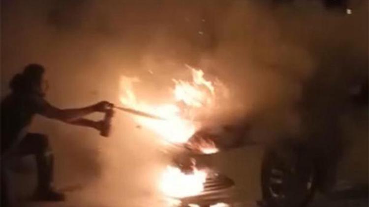 Alev alan otomobile sürücüler yangın tüpleriyle müdahale etti