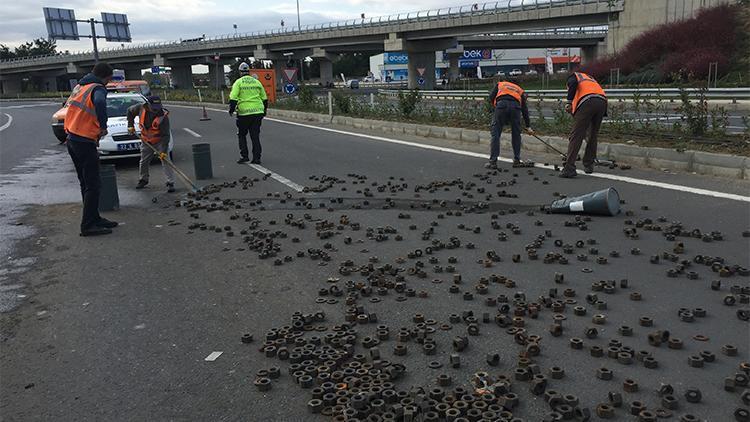 Tırın üzerindeki yüzlerce somun yola saçıldı