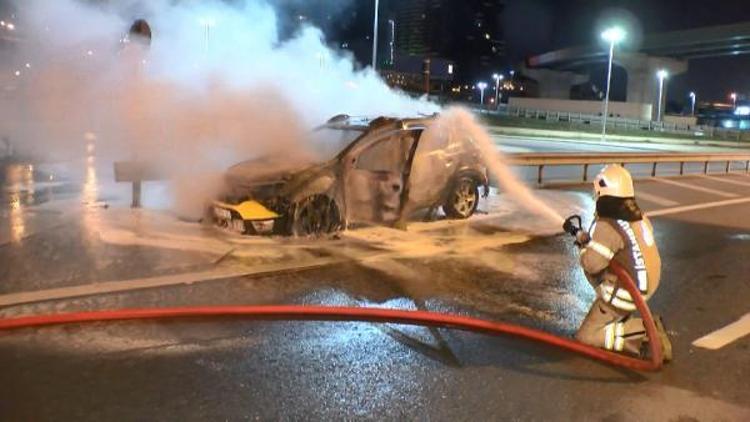 Kadıköyde seyir halindeki taksi alev topuna döndü