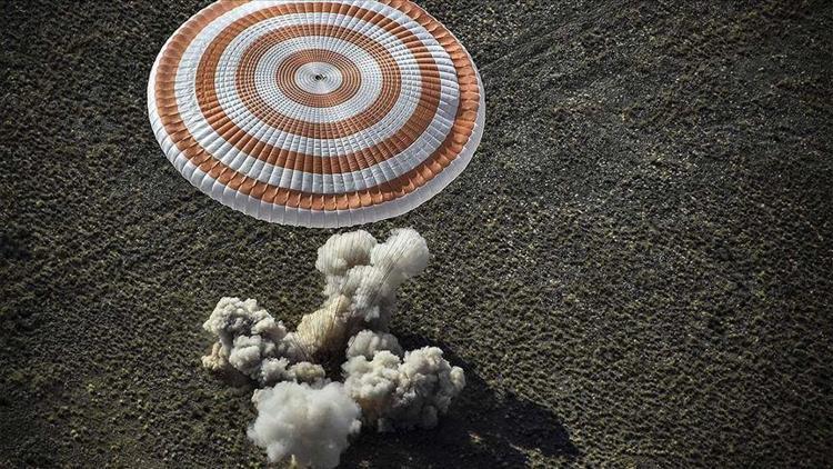 6 aydır görev yapan Soyuz MS-16 kapsülü dünyaya indi