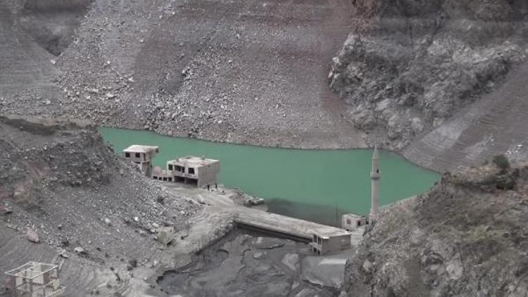 Artvinde barajlardaki sular çekildi... Yerleşim yerleri ortaya çıktı