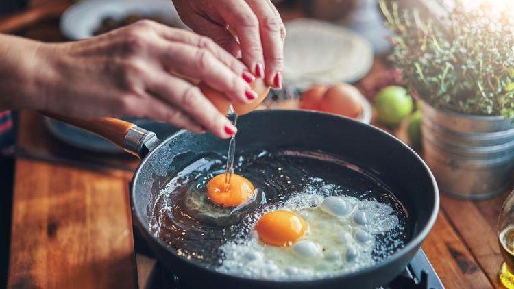 Tıpkı bir aşçı gibi yumurta nasıl kırılır? Yumurta en iyi nasıl çırpılır? Yumurta saklama koşulları…