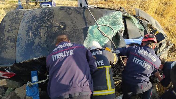 Nevşehirde otomobil şarampole devrildi: 1 ölü, 2 yaralı