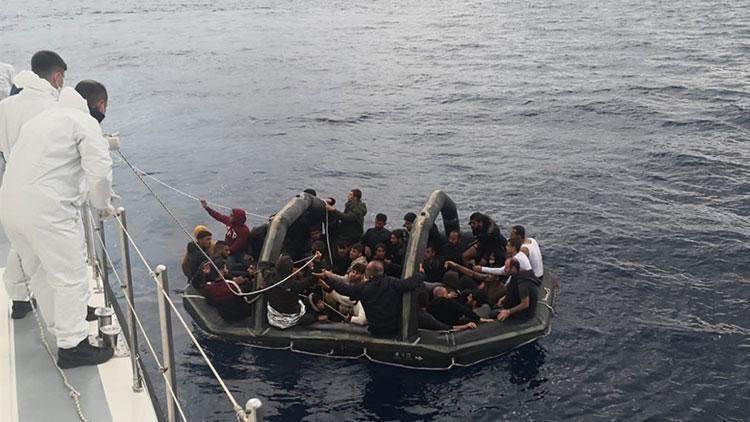Muğlada Türk kara sularına itilen yüzlerce sığınmacı kurtarıldı