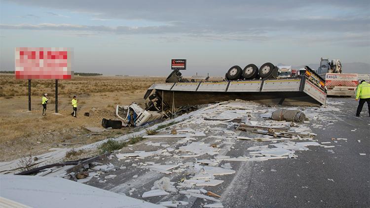 Tır pancar yüklü traktöre arkadan çarptı: 3 yaralı