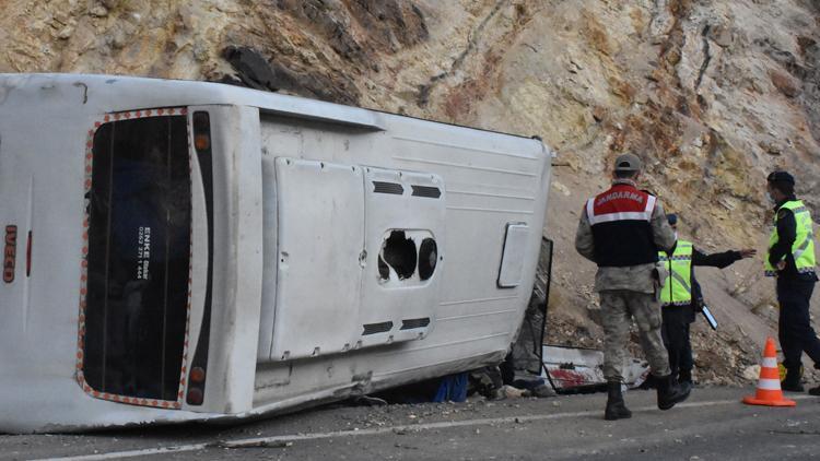 Son dakika haberler: Sivasta tünel işçilerini taşıyan midibüs devrildi: 5i ağır, 15 yaralı