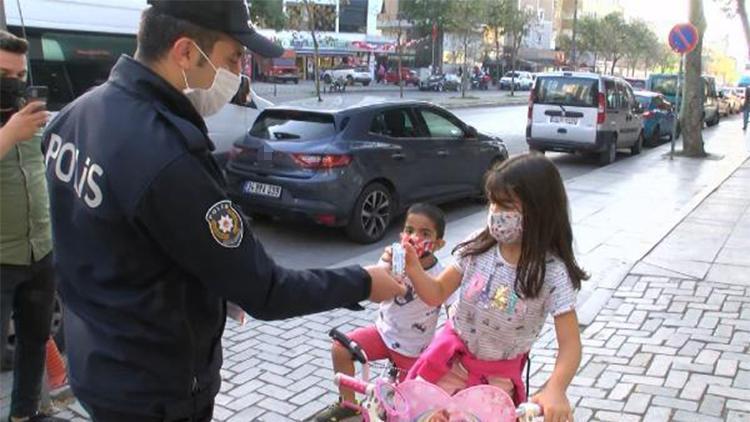 Ataşehirde maske denetimi; Maskeli çocuklara şeker dağıtıldı