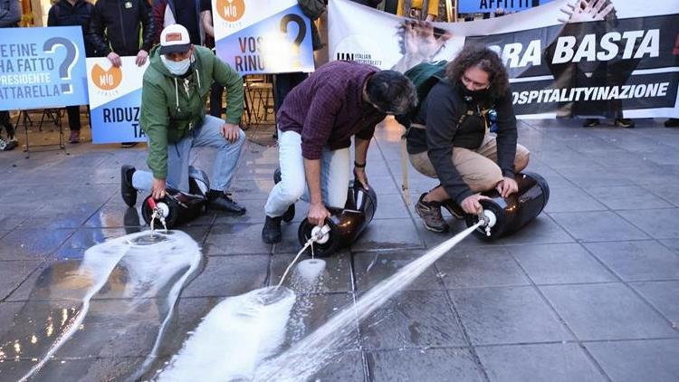 İtalyanın Napoli kentinde sokağa çıkma yasağı olaylı başladı