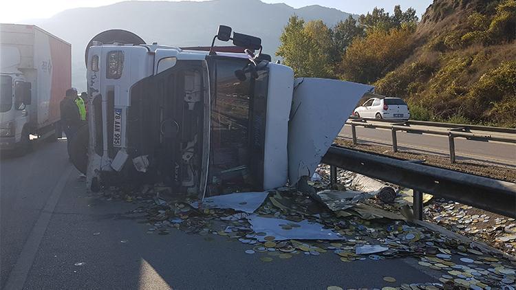 Hurda yüklü tır devrildi: 1 yaralı