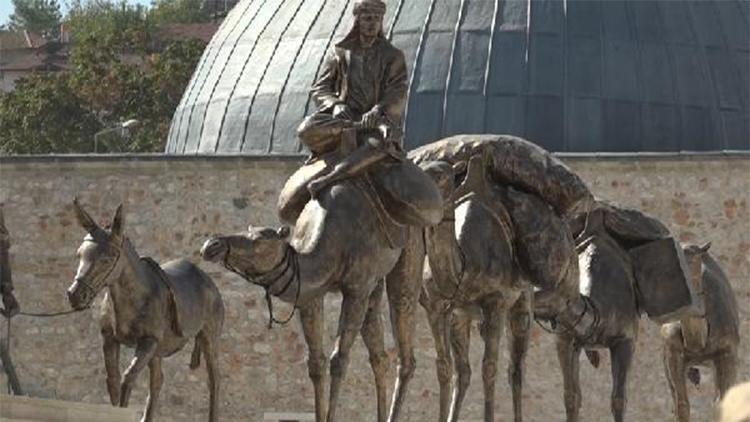 Tarihi çarşıya yerleştirilen deve kervanı heykelleri, dikkat çekiyor