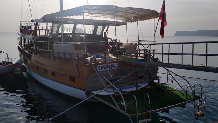 Antalyada gece teknede arkadaşlarıyla eğlendi, sabah ölü bulundu