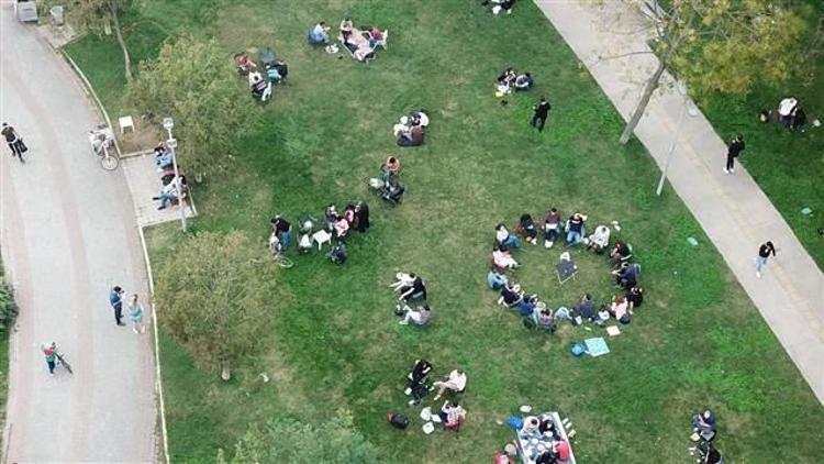 Kimse koronavirüs dinlemedi Moda sahilinde yoğunluk