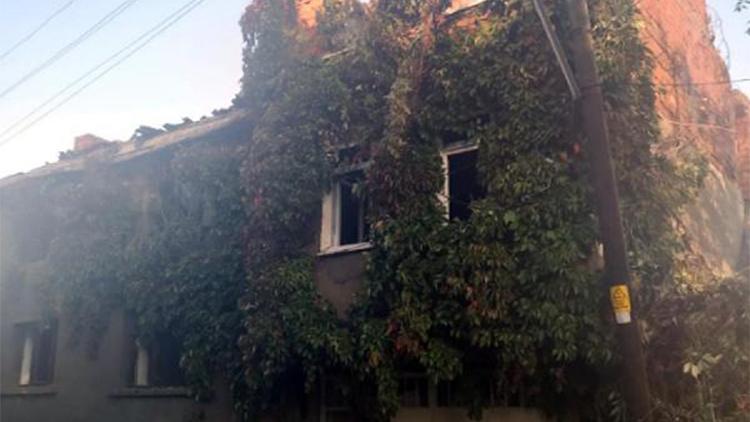Kütahyada 2 katlı ev yandı
