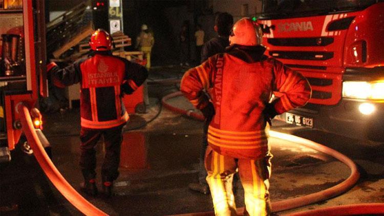 Adanada seyir halindeki kamyonette yangın çıktı