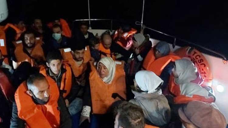 Yunanistanın geri ittiği lastik bottaki göçmenler kurtarıldı