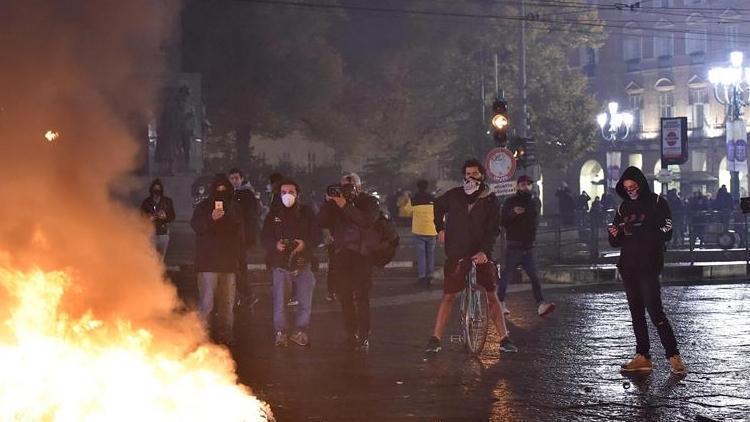 İtalyada koronavirüs salgınına yönelik son tedbirler protestolara neden oldu