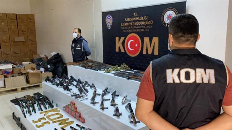 Tavuk kümesindeki gizli bölmeden silah çıktı: 19 gözaltı